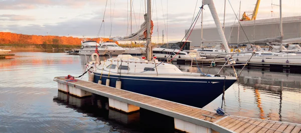 Elegante Und Moderne Segelboote Die Bei Sonnenuntergang Einem Pier Einem — Stockfoto