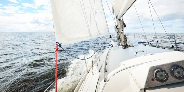 White Sloop Rigged Yacht Sailing Open Sea Clear Day View — Stock Photo, Image