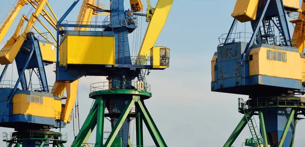 Riga, Letonya 'daki modern kömür terminali. Vinçler yakın plan. Baltık Denizi. Yük taşımacılığı, lojistik, küresel iletişim, ekonomi, ticaret, sanayi, arz, özel ekipman