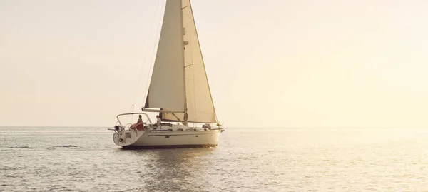 Balsa Blanca Yate Aparejado Navegando Mar Báltico Atardecer Cielo Despejado — Foto de Stock