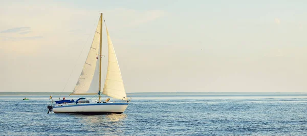 Sloop Branco Fraudado Iate Navegando Mar Báltico Pôr Sol Céu — Fotografia de Stock