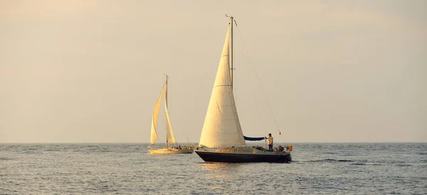 Sloop Veleiro Equipado Mar Báltico Pôr Sol Céu Dramático Após — Fotografia de Stock