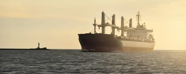 大規模な貨物船 ばら積み貨物船 179 99メートルの長さ は日没時にバルト海を航行する 貨物輸送 グローバル通信 — ストック写真