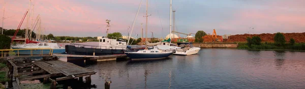 Viejo Remolcador Velero Azul Amarrado Muelle Puerto Deportivo Atardecer Cielo — Foto de Stock