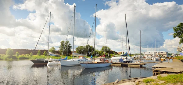 Eleganta Och Moderna Segelbåtar Förtöjda Till Brygga Och Står Land — Stockfoto