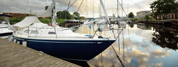Blå Slupen Riggade Segelbåt Förtöjd Till Brygga Yacht Marina Vid — Stockfoto