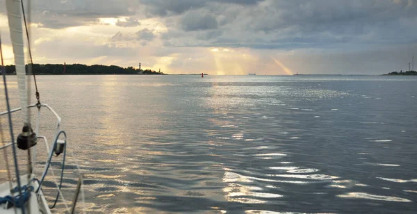 Fırtınadan sonra Baltık Denizi, yelkenli tekneden panoramik manzara. Dramatik gün batımı gökyüzü. Parlayan bulutlar, altın güneş ışığı. Idyllic deniz manzarası. Doğa, gezi, seyahat yerleri