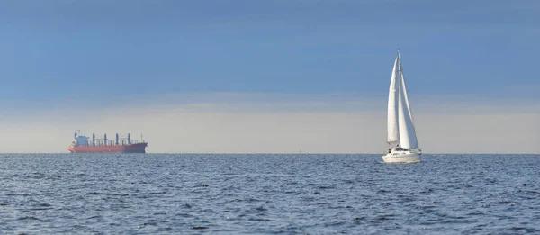 Vit Slupen Riggade Yacht Segling Östersjön Lastfartyg Bakgrunden Klar Himmel — Stockfoto