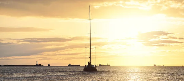 Sloop Rigged Yacht Sailing Baltic Sea Sunset Dramatic Sky Storm — Stock Photo, Image