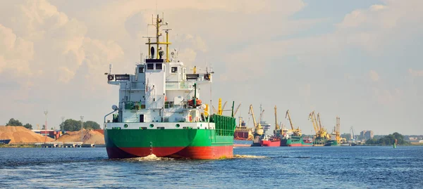 大型绿色散装货船日落时抵达货运站 船和起重机在后面 戏剧化的云雾 货物运输 全球通信 — 图库照片