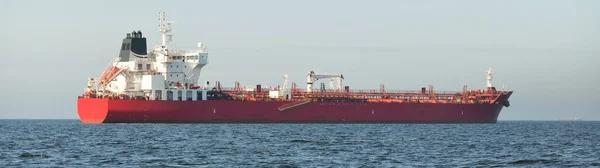バルト海を航行する大型赤い貨物船 石油化学タンカー 長さ184メートル 貨物輸送 グローバル通信 — ストック写真