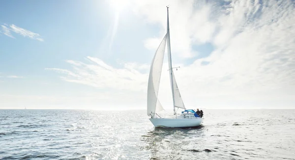 Balandra Blanca Yate Aparejado Navegando Mar Abierto Cielo Despejado Paisaje — Foto de Stock