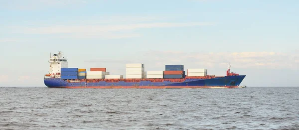 Großes Fracht Containerschiff Auf Der Ostsee Güterverkehr Logistik Globale Kommunikation — Stockfoto