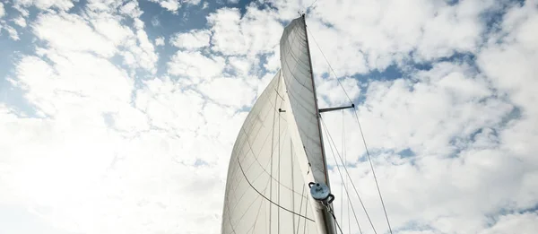 Sloop Bianco Barca Truccata Vela Nel Mar Baltico Tramonto Vista — Foto Stock