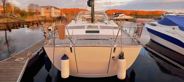 Modernes Segelboot Mit Hölzernem Teakdeck Das Bei Sonnenuntergang Einem Pier — Stockfoto