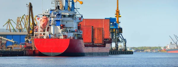 Großes Frachtschiff Das Hafenterminal Beladen Wird Hintergrund Kräne Güterverkehr Logistik — Stockfoto