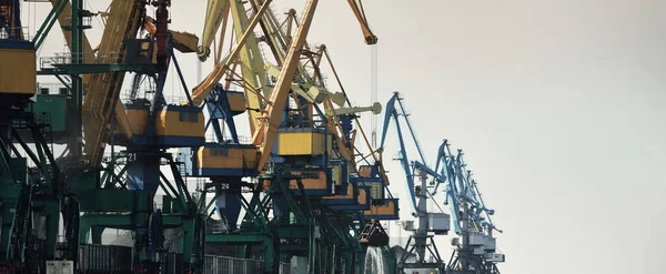 ラトビアのリガにある近代的な石炭ターミナル クレーンを閉じる バルト海 貨物輸送 グローバル通信 ビジネス 特別な機器 都市景観 — ストック写真