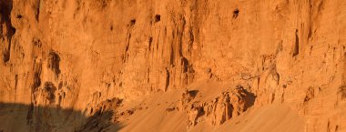 Gün batımında kırmızı kumtaşı kanyonunun panoramik manzarası. Kuş yuvaları. Atmosferik manzara. Seyahat noktaları, dönüm noktaları, doğa, çevre, ekoloji, tarih, jeoloji, arkeoloji kavramları