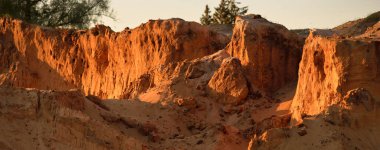 Gün batımında kırmızı kumtaşı kanyonunun panoramik manzarası. Açık mavi gökyüzü. Atmosferik manzara. Seyahat noktaları, dönüm noktaları, doğa, çevre, ekoloji, eko-turizm, yürüyüş, keşif