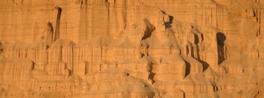 Gün batımında kırmızı kumtaşı kanyonunun panoramik manzarası. Atmosferik manzara. Seyahat yerleri, dönüm noktaları, doğa, çevre, ekoloji, eko-turizm, yürüyüş, keşif. Doğal doku.