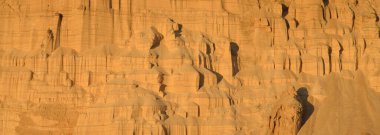 Gün batımında kırmızı kumtaşı kanyonunun panoramik manzarası. Atmosferik manzara. Seyahat yerleri, dönüm noktaları, doğa, çevre, ekoloji, eko-turizm, yürüyüş, keşif. Doğal doku.