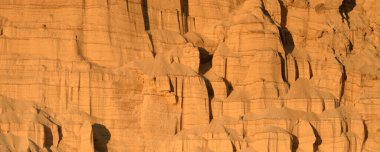 Gün batımında kırmızı kumtaşı kanyonunun panoramik manzarası. Atmosferik manzara. Seyahat yerleri, dönüm noktaları, doğa, çevre, ekoloji, eko-turizm, yürüyüş, keşif. Doğal doku.
