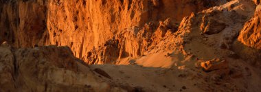 Gün batımında kırmızı kumtaşı kanyonunun panoramik manzarası. Açık mavi gökyüzü. Atmosferik manzara. Seyahat noktaları, dönüm noktaları, doğa, çevre, ekoloji, eko-turizm, yürüyüş, keşif