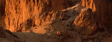 Gün batımında kırmızı kumtaşı kanyonunun panoramik manzarası. Açık mavi gökyüzü. Atmosferik manzara. Seyahat noktaları, dönüm noktaları, doğa, çevre, ekoloji, eko-turizm, yürüyüş, keşif