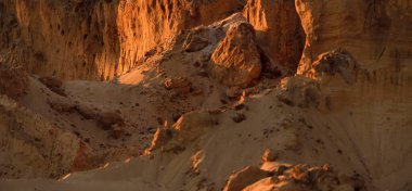 Gün batımında kırmızı kumtaşı kanyonunun panoramik manzarası. Açık mavi gökyüzü. Atmosferik manzara. Seyahat noktaları, dönüm noktaları, doğa, çevre, ekoloji, eko-turizm, yürüyüş, keşif