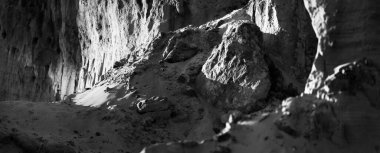 Kırmızı kumtaşı kanyonunun panoramik görüntüsü (taş ocağı). Atmosferik siyah beyaz manzara. Seyahat yerleri, dönüm noktaları, doğa, çevre, ekoloji, eko-turizm, yürüyüş, keşif. Doğal doku.