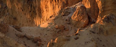 Gün batımında kırmızı kumtaşı kanyonunun panoramik manzarası. Atmosferik manzara. Seyahat yerleri, dönüm noktaları, doğa, çevre, ekoloji, eko-turizm, yürüyüş, keşif. Doğal doku.