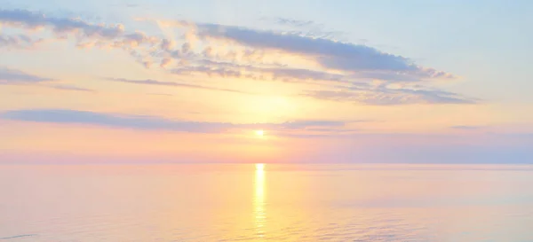 日没のバルト海 劇的な空 青とピンクの輝く雲 柔らかい黄金の太陽 真夜中の太陽 絵のような夢のような風景 雲の風景 パノラマビュー — ストック写真