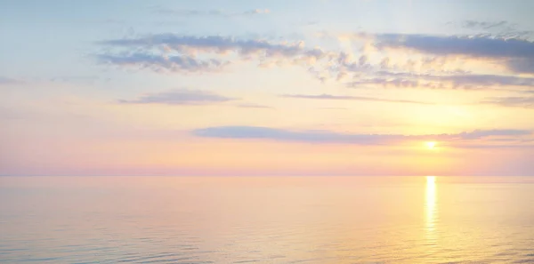 Mar Báltico Atardecer Cielo Dramático Nubes Brillantes Azules Rosadas Suave — Foto de Stock