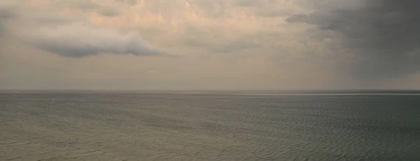Fırtına Sonrası Dramatik Bulutlar Altında Baltık Denizi Sahilden Panoramik Hava — Stok fotoğraf