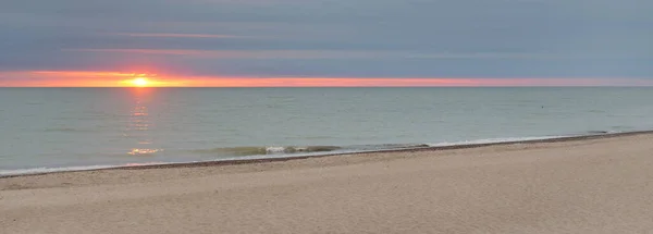 Dramatischer Sonnenuntergang Über Der Ostseeküste Strand Nach Dem Sturm Panoramablick — Stockfoto