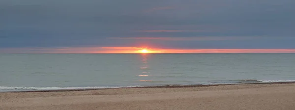 Dramatischer Sonnenuntergang Über Der Ostseeküste Strand Nach Dem Sturm Panoramablick — Stockfoto