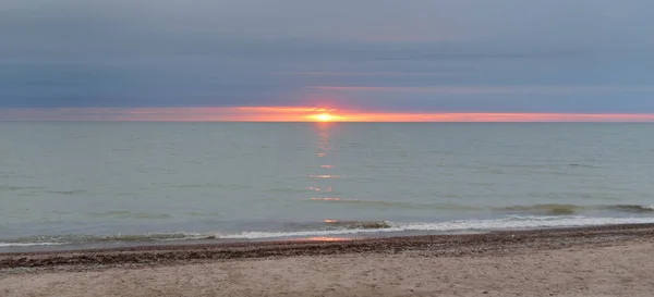 Dramatische Zonsondergang Hemel Boven Oostzee Kust Strand Storm Panoramisch Uitzicht — Stockfoto