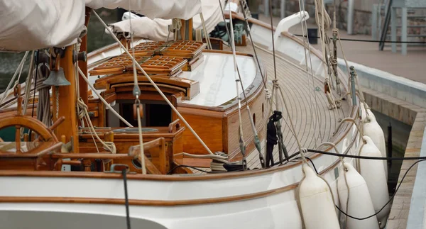 昂贵的复古帆船 Ketch 停泊在新游艇码头上 木制柚木甲板 精致的细节 — 图库照片