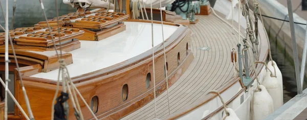 昂贵的复古帆船 Ketch 停泊在新游艇码头上 木制柚木甲板 精致的细节 — 图库照片