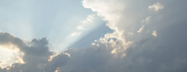 Επικό Σύννεφο Καταιγίδας Λευκά Διακοσμητικά Σύννεφα Του Ηλιοβασιλέματος Απαλό Χρυσό — Φωτογραφία Αρχείου