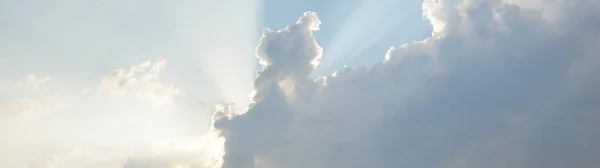 壮大な嵐の雲の風景 白い装飾的な夕日の積雲 柔らかい黄金の太陽 真っ青な空 自然パターン テクスチャ グラフィックリソース デザイン コピースペース — ストック写真