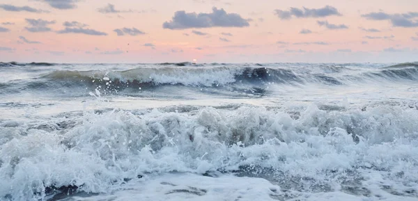 Baltské Moře Bouři Při Západu Slunce Dramatická Obloha Modré Růžové — Stock fotografie