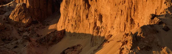 Gün batımında kırmızı kumtaşı kanyonunun panoramik manzarası. Açık mavi gökyüzü. Atmosferik manzara. Seyahat noktaları, dönüm noktaları, doğa, çevre, ekoloji, eko-turizm, yürüyüş, keşif