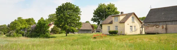 Traditional Country House Warehouse Green Forest Lawn Trees Flowers Idyllic — Stock Photo, Image