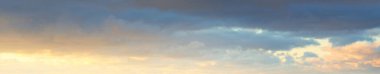 Açık mavi gökyüzü. Pembe ve altın rengi sirrus ve kümülüs bulutları fırtına üstüne, yumuşak güneş ışığı. Dramatik gün batımı bulutları. Meteoroloji, cennet, barış, grafik kaynakları, pitoresk panoramik manzara