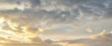 Açık mavi gökyüzü. Pembe ve altın rengi sirrus ve kümülüs bulutları fırtına üstüne, yumuşak güneş ışığı. Dramatik gün batımı bulutları. Meteoroloji, cennet, barış, grafik kaynakları, pitoresk panoramik manzara