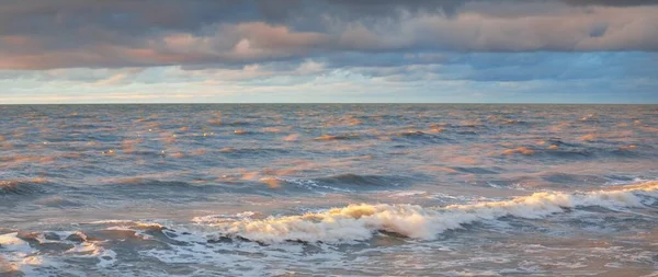日没のバルト海の海岸 柔らかい黄金の太陽 劇的な空 輝く雲 牧歌的な海の景色 旅行先 エコツーリズム 気候変動 絵のように美しいパノラマ風景 — ストック写真