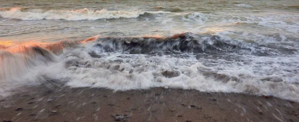 Oostzee Storm Zonsondergang Zacht Zonlicht Wateroppervlaktextuur Neerstortende Golven Spatten Schuim — Stockfoto