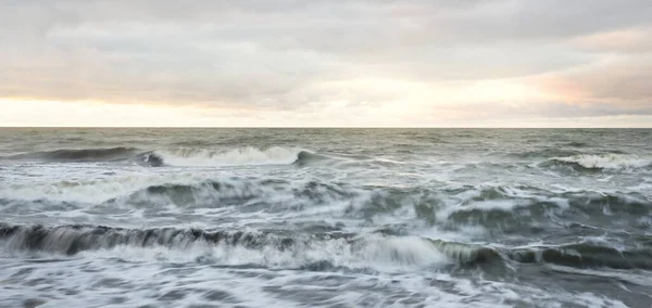 Берег Балтийского Моря Закате Мягкий Золотистый Солнечный Свет Яркое Небо — стоковое фото