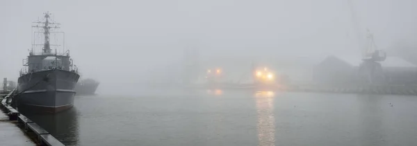 Barcos Rebocadores Barcos Pesca Arrastões Atracados Num Cais Porto Nevoeiro — Fotografia de Stock